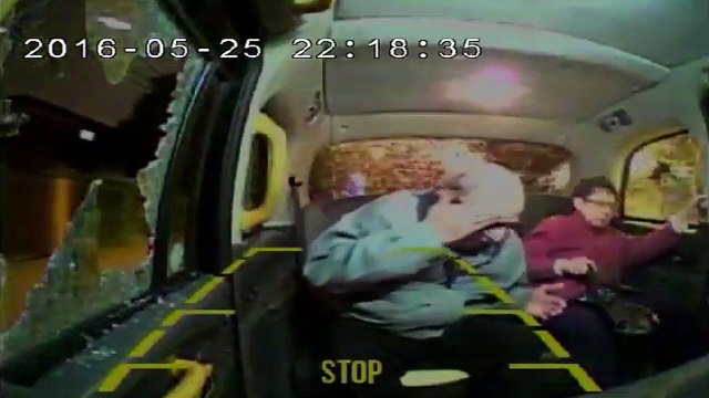 Une mamie dans un taxi se prend une brique en pleine tête