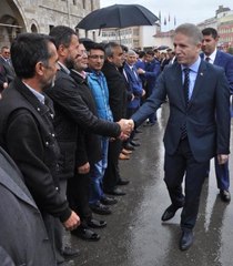 Yağmur Altında Vali Karşılama Kuyruğu