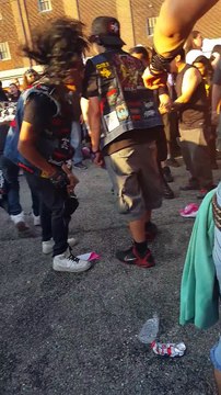 Ce bébé s'amuse dans la fosse d'un concert de metal circle p