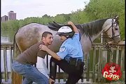 Camera cachée - il aide un policier à monter à cheval