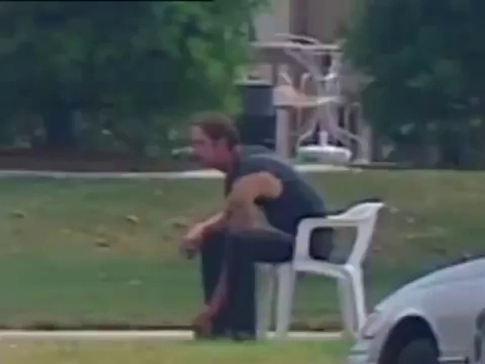 Atirador Especial "sniper" atinge a arma do homem que ia cometer suicídio.