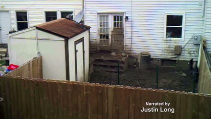 Il installe une caméra dans sa cour arrière, ce qu'il capte vous brisera le coeur.