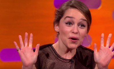 Game Of Thrones : Emilia Clarke regarde ses scènes de nue avec ses parents