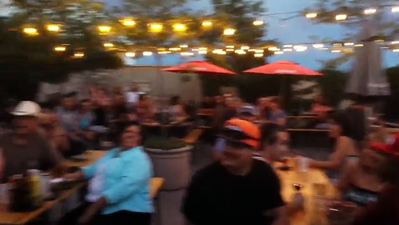 Ce papi de 80 ans chante du métal au karaoké ! Et il envoie VRAIMENT du lourd