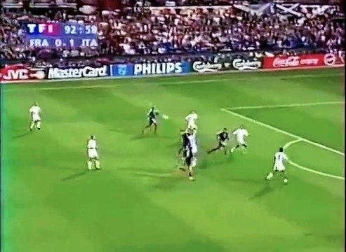 Le but de l'égalisation de Wiltord contre l'Italie - Euro 2000