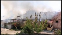 Ora News – Durrës, zjarri djeg banesat e vjetra