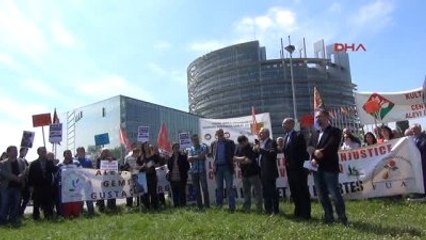 Avrupalı Aleviler AP Önünde Hükümeti Protesto Etti