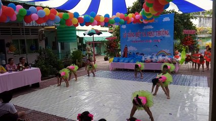 Tiết mục văn nghệ bế giảng Trường mầm non 3 - lớp lá