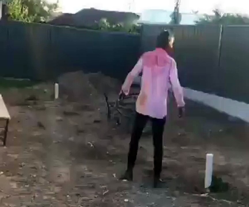 Un régis se prend pour un catcheur !