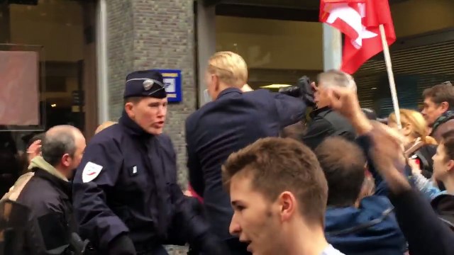 Emmanuel Macron est accueilli par des jets d'oeufs à Montreuil