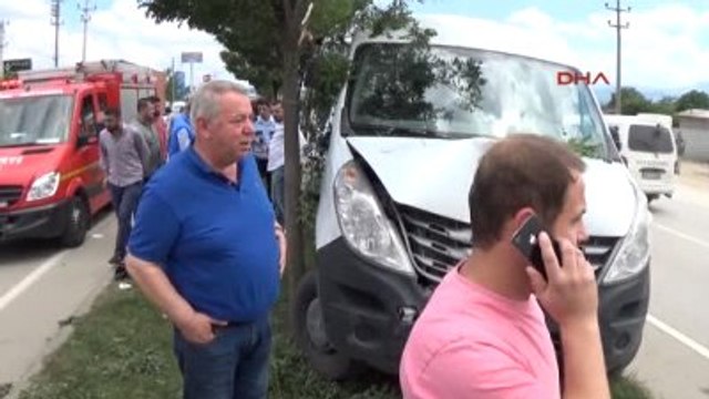 İnegöl Köpeğe Çarpmamak İçin Fren Yapan Minibüse Otobüs Çarptı: 19 Yaralı