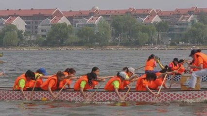 El Festival de los Barcos Dragón se celebra remando en Asia
