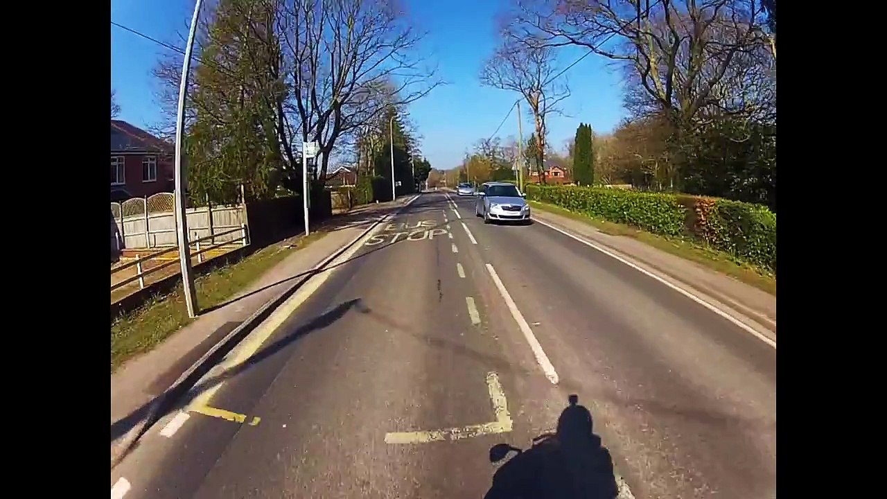 Une voiture oublie le code de la route