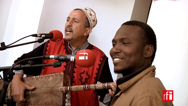 Abdelslam Alikane Souiri et Songhoy Blues dans Hasna Ya Leila - Festival gnawa d'Essaouira, Maroc