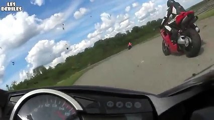 Un motard se fait surprendre par une moto volante