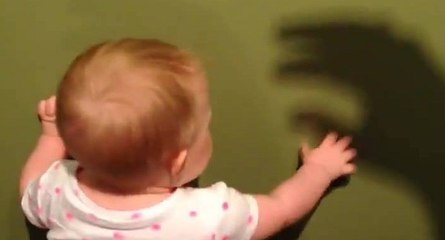 Elle piège son bébé avec une ombre chinoise