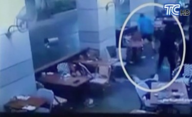 Cámara capta momento cuando dos hombre abren fuego en una cafetería
