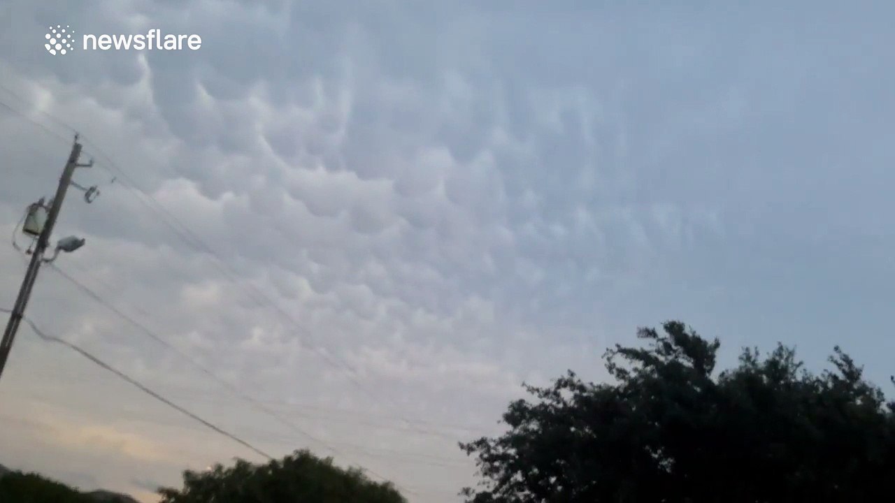 Stunning 'Mammatus' cloud formation appears above Texas