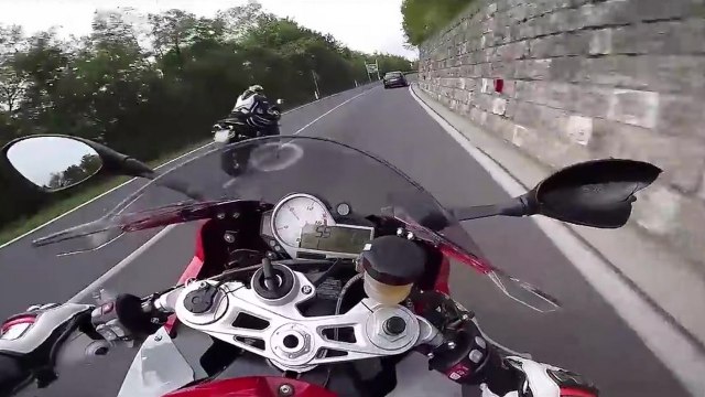 Yamaha R1 vs BMW S1000RR