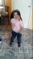 Niña baila muy gracioso jaja