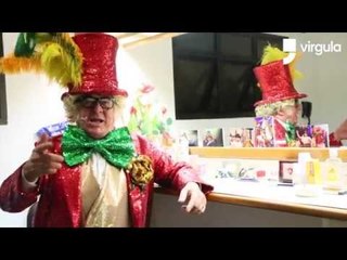 Stepan Nercerssian encarna Chacrinha pra escolher as músicas deste Toca Aquela especial