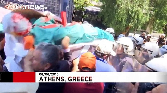 Greek state hospital workers protest cuts