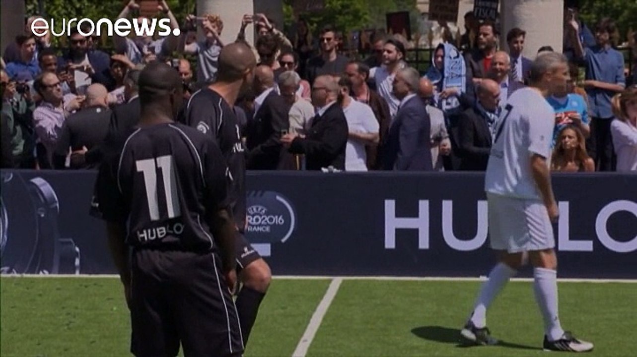 Pelé et Maradona réunis pour un mini-match de foot à Paris