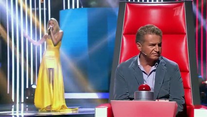Судьи повернулись на первой ноте.  Девушка нереально красиво спела