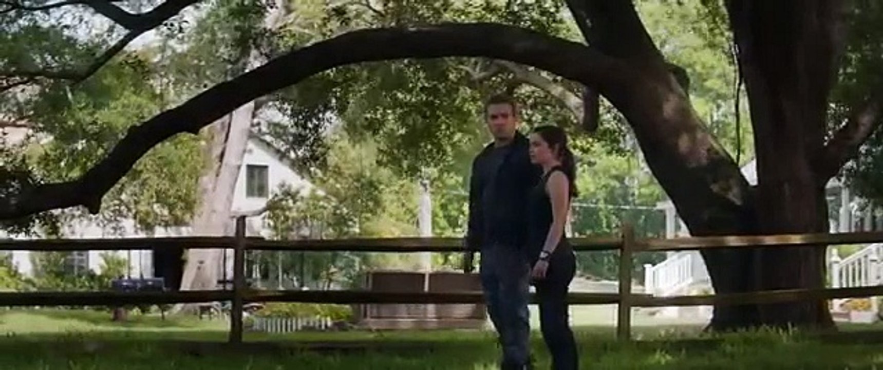 Jai Courtney and Emilia Clarke hot kiss in Terminator Genisys