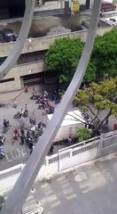 LA GENTE tiene hambre y saquearon camión en palo verde en caracas