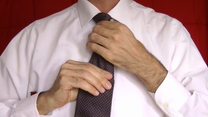 Come fare il nodo alla cravatta in 5 semplici mosse