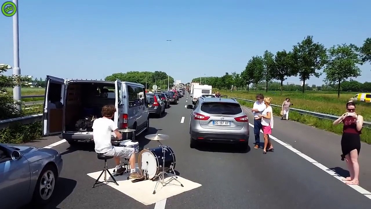 Lol, ce mec joue de la batterie en plein dans les bouchons