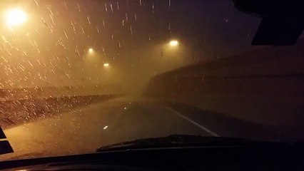 Ce mec nous prouvent qu'il est possible de rouler sous la pluie sans ses essuis glace