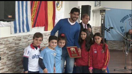 El "Loco" Abreu regresa a la escuela para hablar de la selección uruguaya