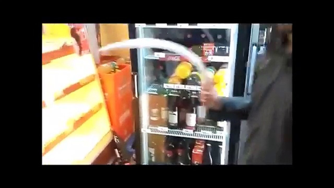 Inverted Antielephant 14 - Klauni (Clowns)