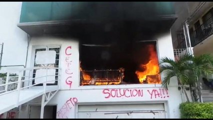 Maestros incendian Secretaría de Educación en Guerrero como forma de protesta