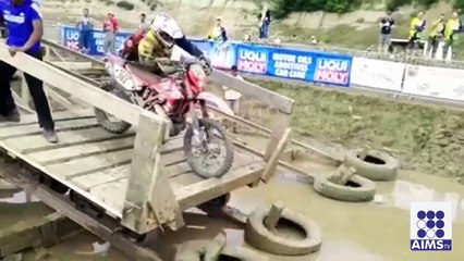 کیچڑ سے نکلنے کا انوکھا طریقہ