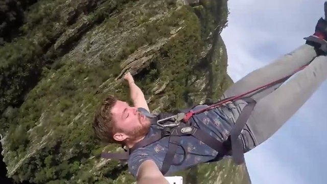 Un homme saute dans le vide et se rend compte qu'il n'a plus son téléphone