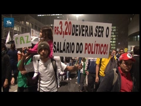 Protestos em cartazes: manifestantes mostram revolta contra o poder público