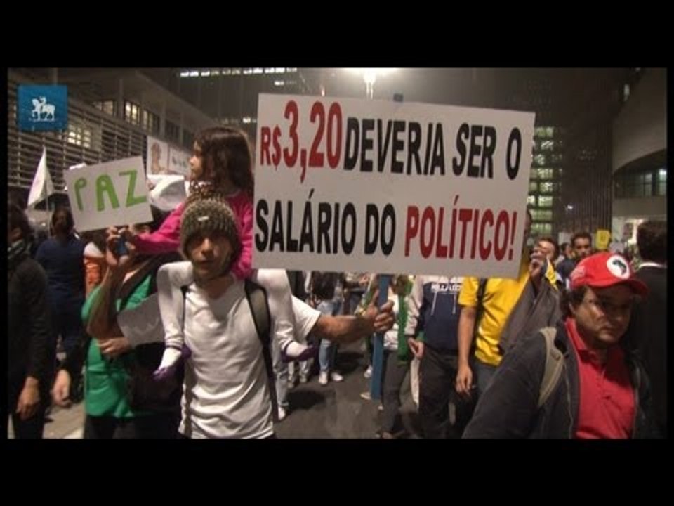 Protestos em cartazes: manifestantes mostram revolta contra o poder público