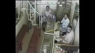 Daylight Robbery on Pakistan With Gun