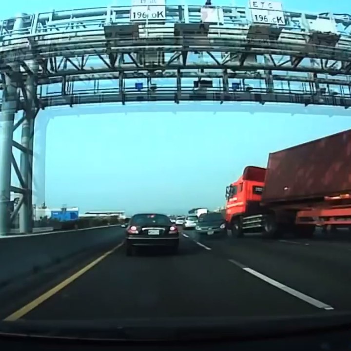 Un terrible accident de camion sur l'autoroute