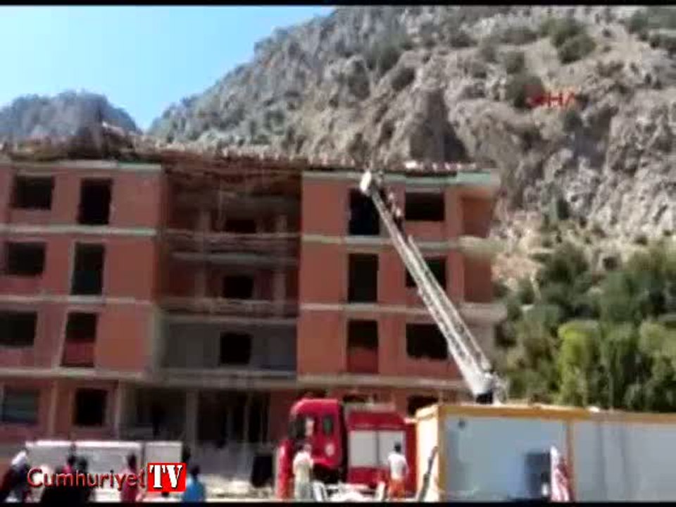 Antalya'da inşaatın çatısı çöktü, 3 işçi altında kaldı