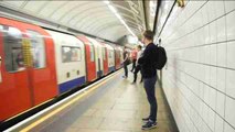 Los londinenses festejan el primer servicio nocturno de metro