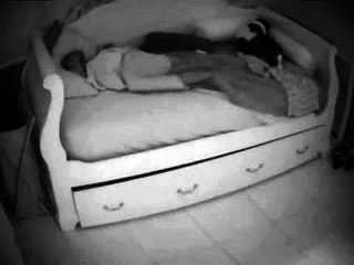 Ce que la caméra de surveillance de la chambre de leur fille filme, est terrifiant !