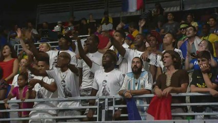 Le clan français chante un joyeux anniversaire à Estelle Mossely