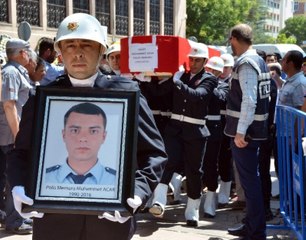 Baba, Şehit Oğlunun Tabutuna Sarılarak Sela Okudu