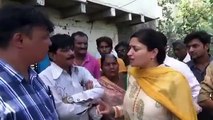 انڈیا کی خاتون وزیر کیسے گٹر میں گر گئی؛ ویڈیو دیکھیں