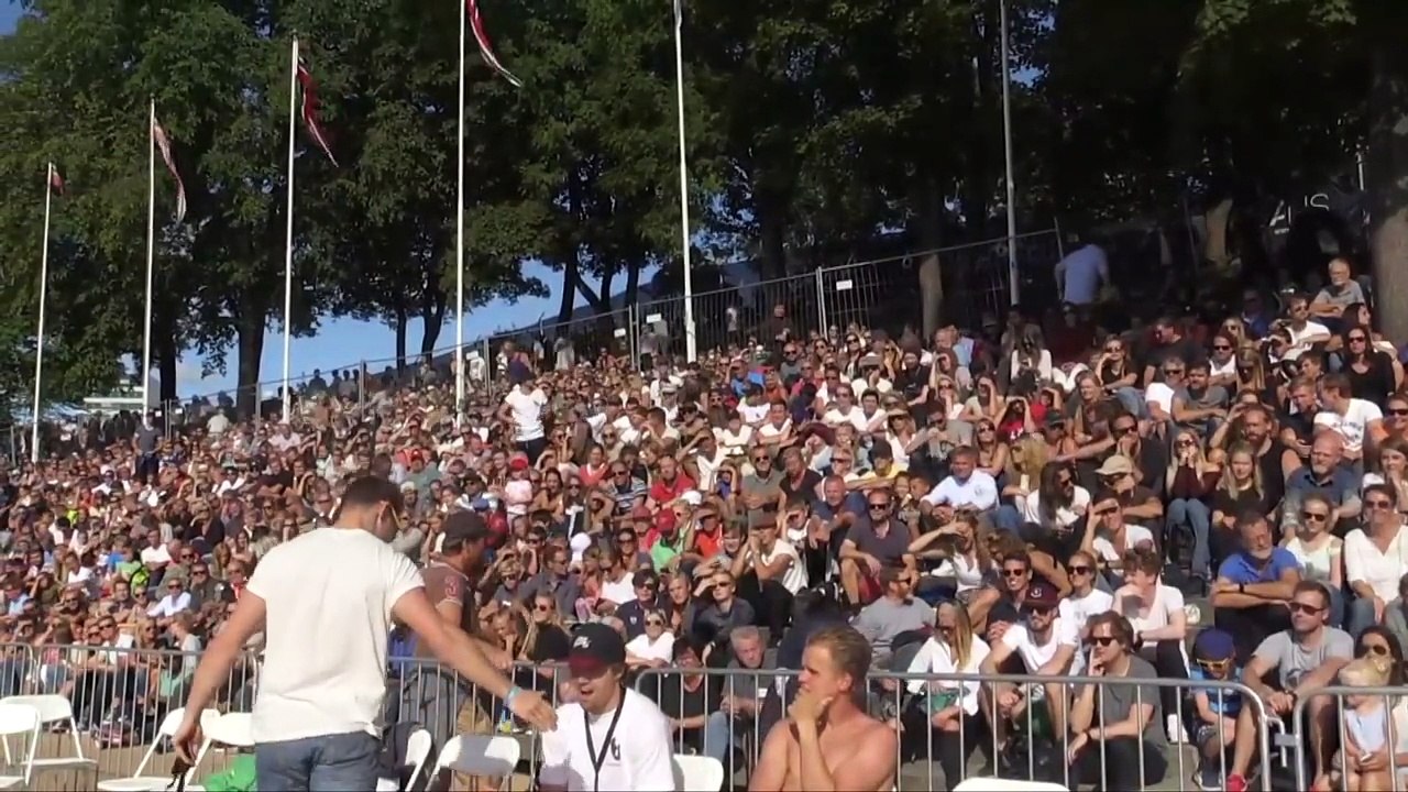 Ils sautent du haut d'un plongeoir et retombent sur le ventre. Un sport douloureux !