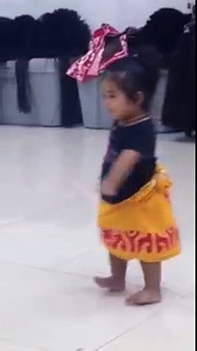 Cette petite de 22 mois nous fait une démonstration de la danse tahitienne. Vous serez bouche bée !